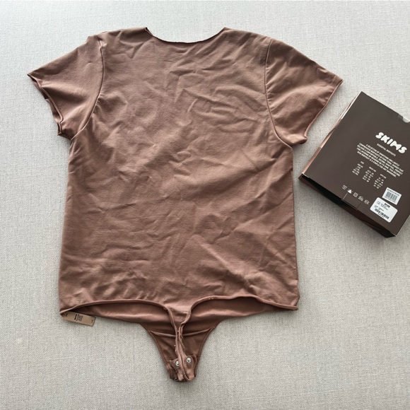 SKIMS Short Sleeve Bodysuit - Picture 4 of 5